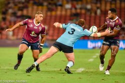 Richie Asiata passes to Filipo Daugunu 