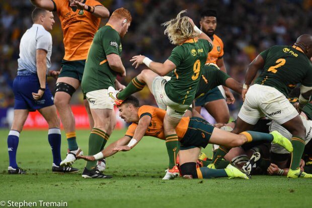 Faf de Klerk clears as Nic White dives to charge down