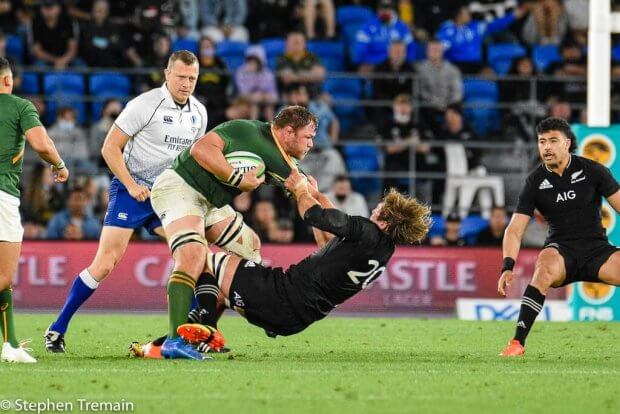 Duane Vermeulen tackled by Ethan Blackadder